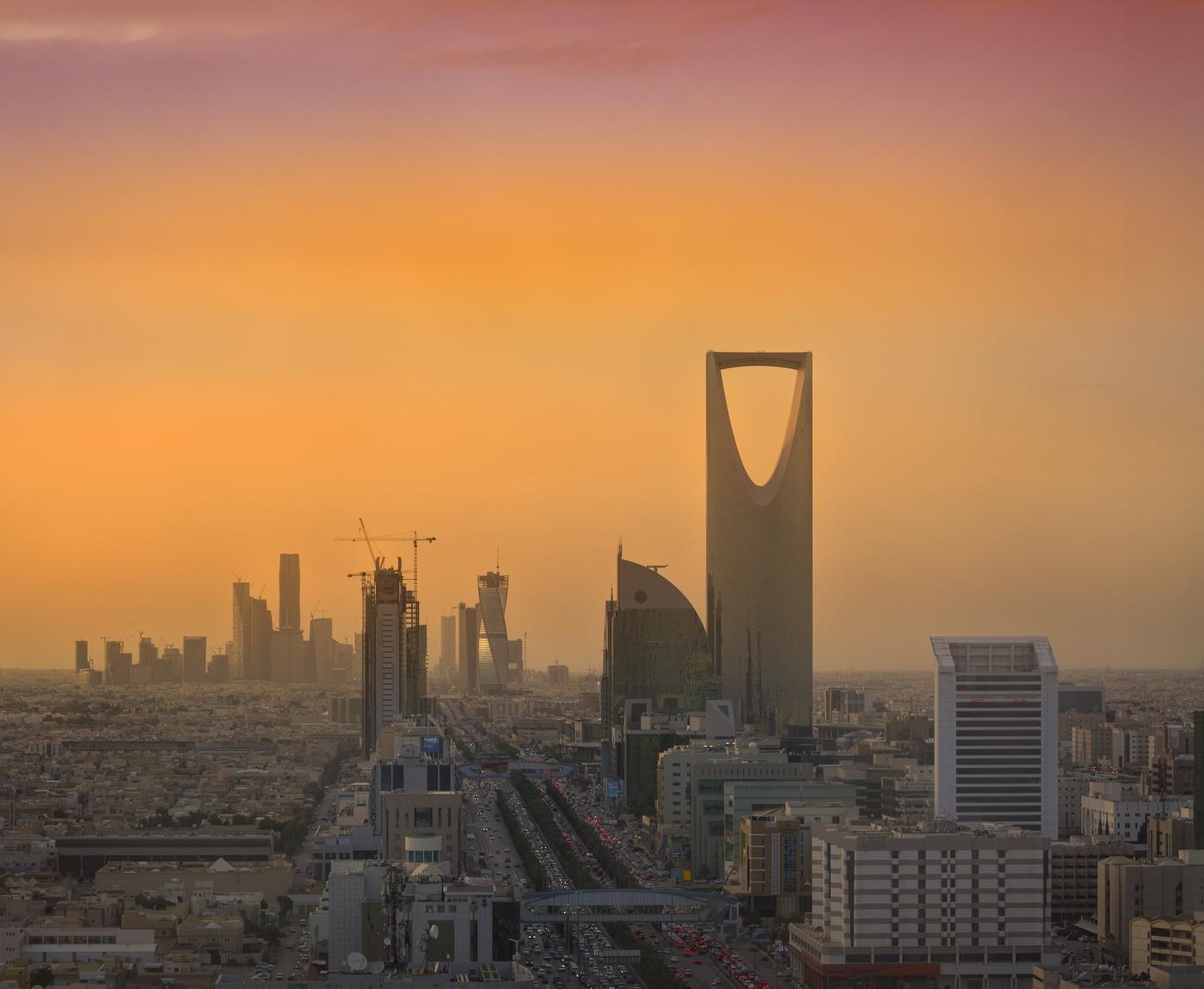 أفق مدينة الرياض عند الغروب، ويظهر فيه برج المملكة ومركز الملك عبدالله المالي